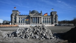 Un steag ucrainean flutură pe Bundestag, la Berlin, pe 24 februarie. În privința războiului declanșat de Rusia împotriva Ucrainei, ideile câștigătorilor alegerilor germane diferă mult de ale lui Donald Trump. 