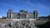 Steagul Ucrainei pe clădirea parlamentului german la 24 februarie 2025, când s-a marcat a treia aniversare a invaziei pe scară largă a Rusiei în Ucraina.