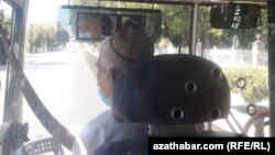 Aşgabat. Awtobus sürüjileri hem ýüz maskasyny geýip başlady. 
