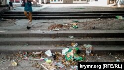 Стихийная свалка мусора на площади 50-летия СССР, Крым, Севастополь, 23 августа 2019 года