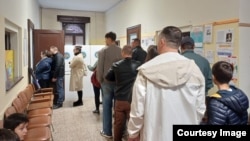 Coadă la o secție de votare din Parma, Italia, în primul tur al alegerilor prezidențiale și a referendumului din 20 octombrie.