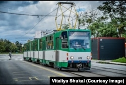 Вікторія Шукаль за кермом свого трамвая. Словаччина