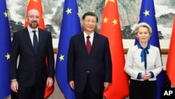 Голова Євроради Шарль Мішель, лідер Китаю Сі Цзіньпін та президентка Єврокомісії Урсула фон дер Ляєн (праворуч) в Пекіні, четвер, 7 грудня 2023 року