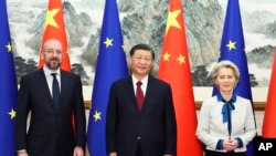 Charles Michel, az Európai Tanács és Ursula von der Leyen, az Európai Bizottság elnöke Hszi Csin-ping kínai államfővel Pekingben 2023. december 7-én