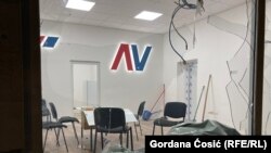 Zyrat e Partisë Përparimtare Serbe (SNS) në pushtet u demoluan në Beograd, 18 gusht 2025.