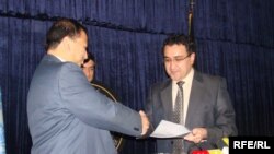 وحیدالله شهرانی وزیر تجارت افغانستان و منوج بسنیات رییس دفتر انکشافی سازمان ملل در کابل حین عقد قرارداد ده ملیون دالر کمک این دفتر به وزارت تجارت افغانستان