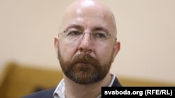 Cуд у Білорусі змушує журналіста AP Юрася Карманова спростувати публікацію про радіацію у молоці