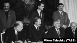 Віктар Чарнамырдзін, Аляксандар Лукашэнка, Сямён Шарэцкі, Ягор Строеў. Менск, 22 лістапада 1996. 