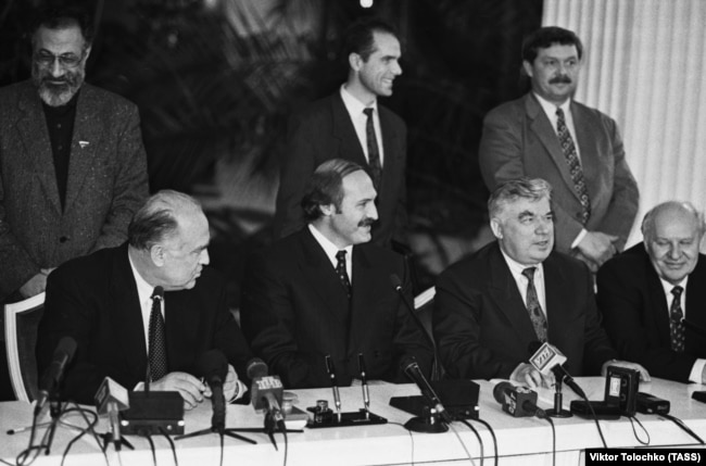 Зьлева направа: прэм’ер-міністар Расеі Віктар Чарнамырдзін, Аляксандар Лукашэнка, сьпікер парлямэнту Беларусі Сямён Шарэцкі і старшыня Савета Фэдэрацыі Расеі Ягор Строеў размаўляюць у Менску, 22 лістапада 1996 году