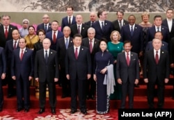 Președintele chinez Xi Jinping și președintele rus Vladimir Putin pozează cu alți lideri pentru o ședință foto de grup la un banchet de bun venit pentru Forumul „Belt and Road”. Sala Mare a Poporului din Beijing/2021.