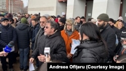 Zeci de actori au protestat în fața Teatrului Național din București
