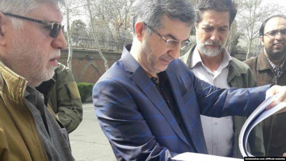  اسفندیار رحیم مشایی مقابل سفارت بریتانیا در تهران