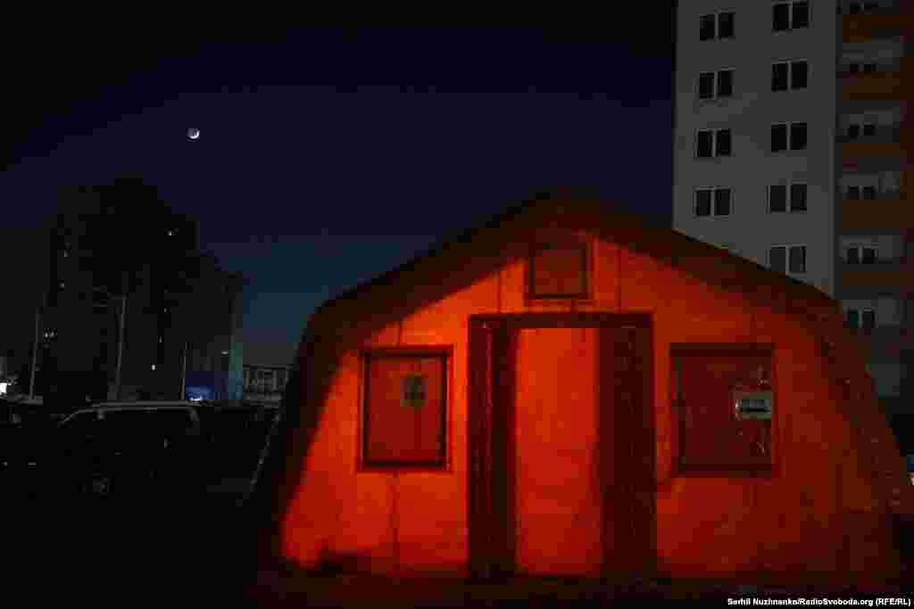 ДСНС розгорнула в Києві мобільні пункти обігріву, особливо на Лівому березі. Тут можна зігрітися, випити чаю, зарядити телефони та отримати допомогу під час відключень світла й опалення. Наразі у столиці працює понад 90 наметів, де чергують підрозділи ДСНС з Києва та інших регіонів