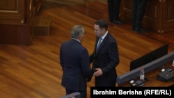 Kreu i PDK-së, Bedri Hamza, dhe homologu i tij nga LDK-ja, Lumir Abdixhiku, duke diskutuar në sallën e seancave të Kuvendit të Kosovës, më 28 shtator 2026.