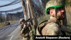 Військовослужбовець батальйону «Алькатрас» 93-ї окремої механізованої бригади ЗСУ «Холодний Яр» патрулює дорогу поблизу Краматорська, 11 вересня 2026 року 