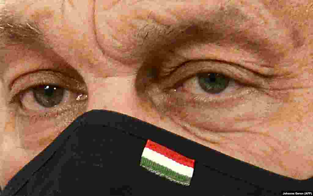 УНГАРИЈА - Унгарија го продолжи ноќниот полициски час за да го спречи брзото зголемување на инфекциите со коронавирус, објави премиерот Виктор Орбан. Премиерот, кој досега се воздржуваше од воведување на строги мерки во обид да ја заштити економијата, додаде дека ќе бидат забранети и големи собири, а спортските настани ќе се одржуваат зад затворени врати.