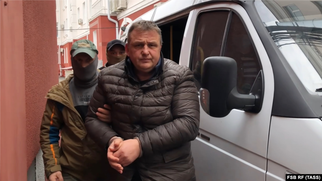 Владислав Єсипенко з оперативником ФСБ після затримання у Криму, березень 2021 року