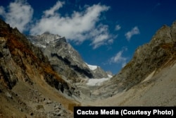 მყინვარ ჭალაადის დასაწყისი ჩრდილოეთით, მესტიის მუნიციპალიტეტი, სვანეთი, 1960 მეტრი ზღვის დონიდან. 8.10.2025, კაქტუსი