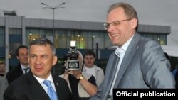 Татарстан президенты Рөстәм Миңнеханов Новосибирски өлкәсе башлыгы Василий Юрченконы сәламли, 7 июнь 2011 ел, Казан һава аланы