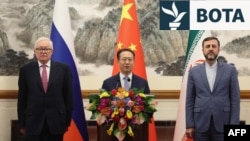 Zëvendësministri i Jashtëm rus, Sergei Ryabkov, zëvendësministri kinez i Punëve të Jashtme, Ma Zhaoxu, dhe zëvendësministri i Jashtëm iranian, Kazem Gharibabadi, pas një takimi në Pekin më 14 mars.