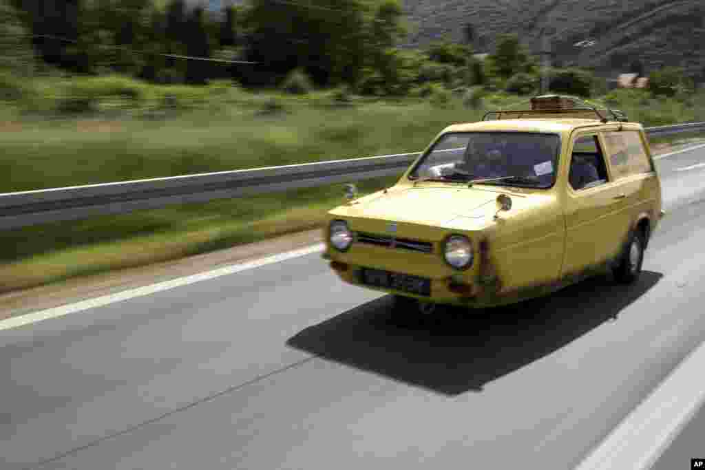 Tarik Fatić i njegov brat Mirnes voze se u Reliant Regalu, replici kultnog žutog automobila iz poznate BBC-jeve serije Mućke (Only Fools and Horses) na ulicama Sarajeva, BiH, 4. juna 2025.