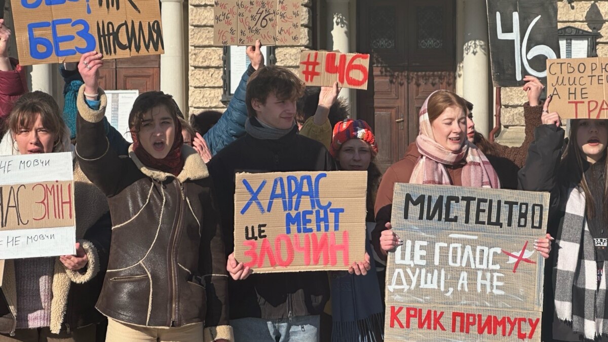 У Львові театрали провели акцію на підтримку жертв насильства в театрах