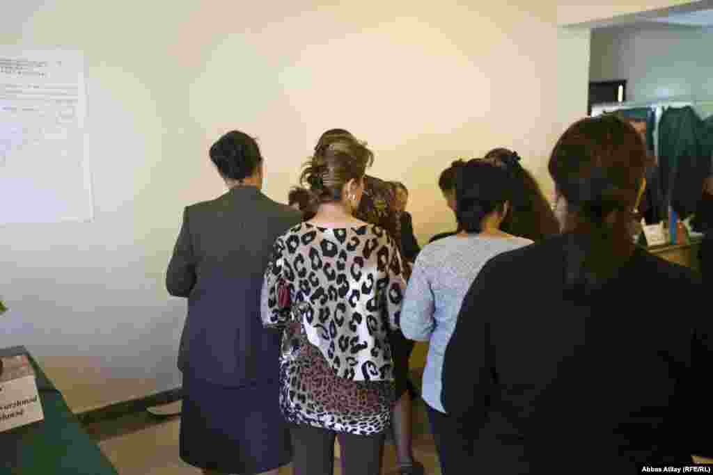 Bir az əvvəl 10 saylı Binəqədi III seçki dairəsinin 8 saylı seçki məntəqəsindən çıxan boz paltarlı bu qadın indi isə 7 saylı məntəqədə səs verir.