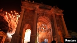 Кадър от запалването на олимпийския огън