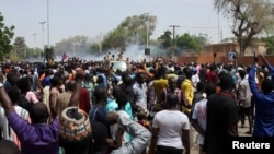 Сторонники хунты протестуют у здание посольства Франции в Ньямене. (Из фотохроники событий 2023 года в Нигере)