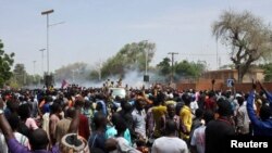 Protestatarii susținători ai juntei militare s-au adunat duminică în fața ambasadei Franței din Niamey. Poliția a folosit gaze lacrimogene pentru a dispersa mulțimea violentă.