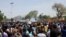 Protestatarii susținători ai juntei militare s-au adunat duminică în fața ambasadei Franței din Niamey. Poliția a folosit gaze lacrimogene pentru a dispersa mulțimea violentă.