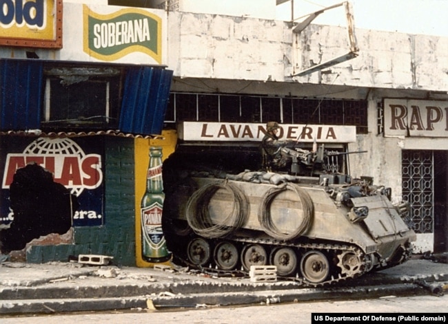 Një automjet i blinduar amerikan në Panama gjatë pushtimit amerikan të vendit në vitet 1989-90, i quajtur Operacioni "Thjesht Kauzë".