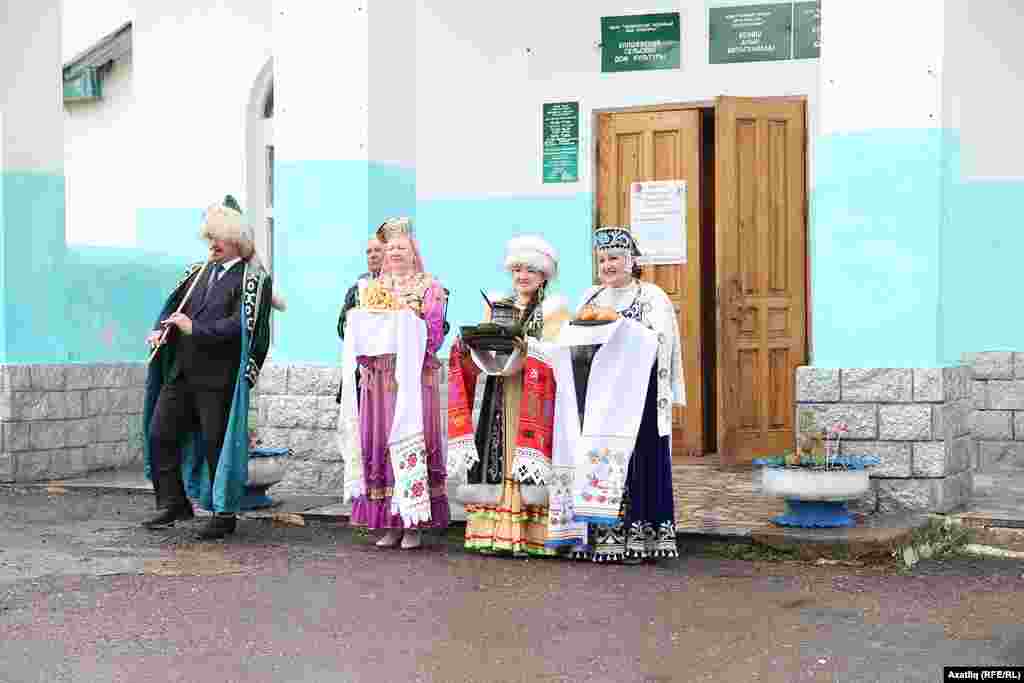 Келәшләр кунакларны ипи-тоз белән каршы алды