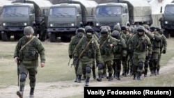 Окупація Криму. Російські військові у селі Перевальне, 6 березня 2014 року