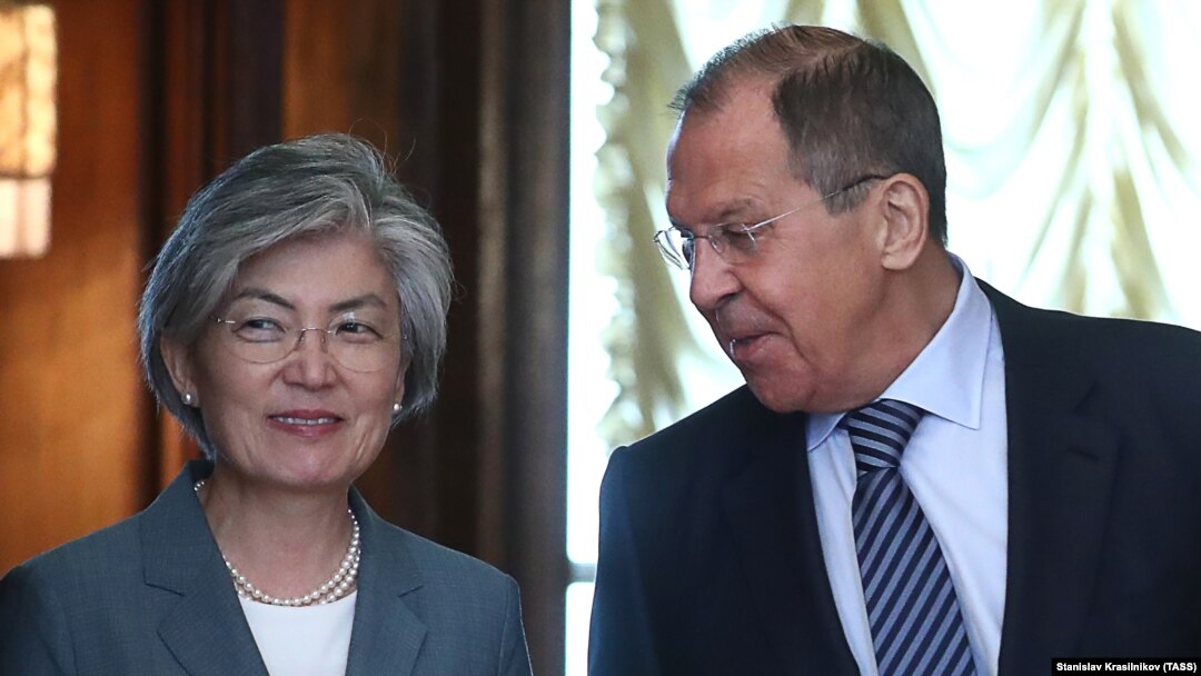 Russian Foreign Minister Sergei Lavrov (right) meets his South Korean counterpart Kang Kyung-wha in Moscow on June 17. 