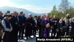 U delegaciji su bili episkop zahumsko-hercegovački i primorski Grigorije, vrhbosanski kardinal Vinko Puljić, predsjednik jevrejske opštine u Sarajevu Boris Kožemjakin i zamjenik reis-ul-uleme Islamske zajednice u BiH Husein Smajić