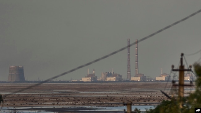 Вид на ЗАЕС з обмілівшого Каховського водосховища після руйнації греблі Каховської ГЕС, липень 2024 року