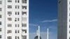 Türkmenistan. Aşgabatda soňky ýyllarda gurlan ýaşaýyş jaýlarynyň arasyndan görünýän täze metjit. Fewral, 2020.