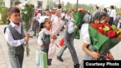 Valideynlərin sözlərinə görə, Boxtar şəhərində rusdilli məktəb minlərlə şagirdi cəlb edir.