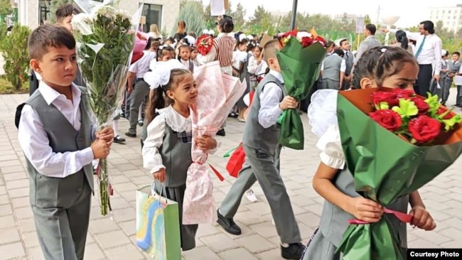 Valideynlərin sözlərinə görə, Boxtar şəhərində rusdilli məktəb minlərlə şagirdi cəlb edir.