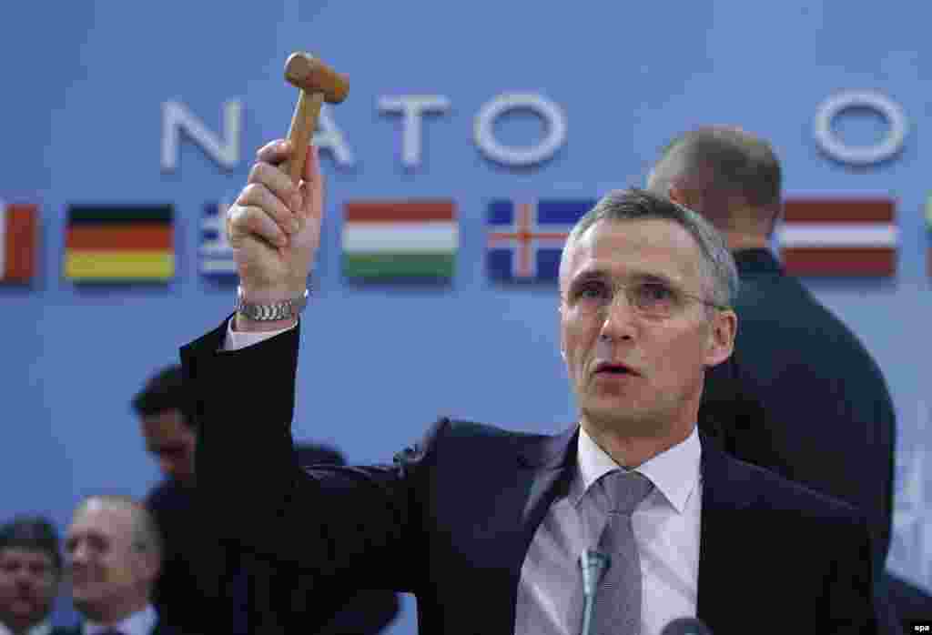 Generalni sekretar NATO-a Jens Stoltenberg zvanično otvara sastanak ministara NATO-a, Brisel.