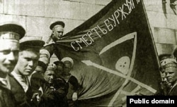 ბალტიის ფლოტი. კრონშტადტელი მეზღვაურები ლინკორნ "პეტროპავლოვსკზე".. 1917 წ.
