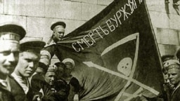 Революционные матросы с балтийского линкора "Петропавловск" в 1917 году. Многие из них четыре года спустя приняли участие в Кронштадтском восстании против большевиков