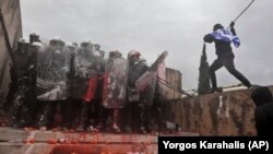 Grek protestçisi polisiýa hüjüm edýär. 20-nji ýanwar