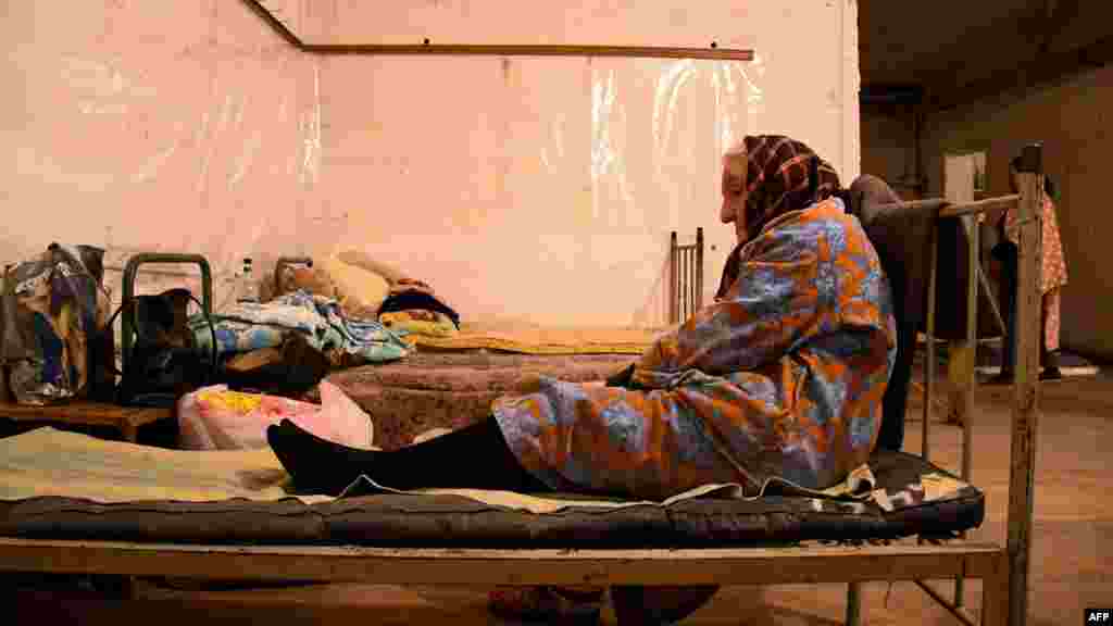 Пожилая женщина в убежище в Степанакерте, столице спорного Нагорного Карабаха