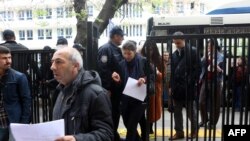 Građani ispred Visokog izbornog tijela u Ankari sa žalbama, 18. april 2017.