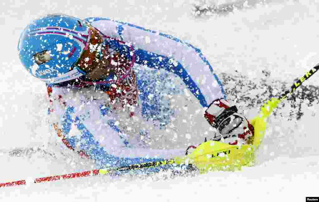 Italy&#39;s Patrick Thaler crashes during the first run of the men&#39;s alpine skiing slalom event. (Reuters/Ruben Sprich)