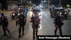 Policija tokom blokada puteva koje su organizovali studenti i antivladini demonstranti zahtevajući prevremene izbore i puštanje uhapšenih demonstranata, u Beogradu, Srbija, 3. jula 2025.