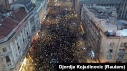 Hiljade građana okupile su se na poziv studenata koji blokiraju fakultete na protestu ispred Ustavnog suda u Beogradu, 12. januar 2025.