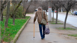 Мужчина идет по улице Горпищенко в Севастополе, февраль 2021 года